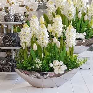 Kompozycja wiosenna Xaria hiacynty tulipany białe w donicy XL