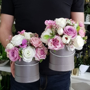 Flowerbox kwiaty w pudełku szary box różowe kwiaty
