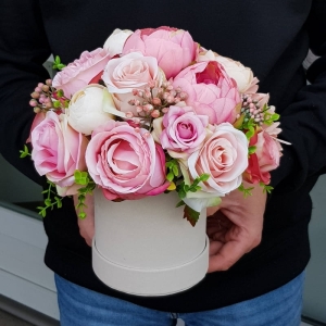 Flowerbox Sandra kwiaty w pudełku box na prezent welur S 