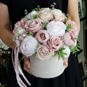 Flowerbox Sharon kwiaty w pudełku box na prezent welur M