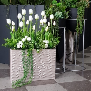 Kompozycja Wave białe tulipany donica beż XL pozioma
