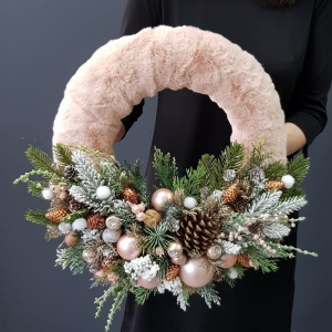 Wianek na drzwi kompozycja świąteczna Wool  45 cm łososiowy
