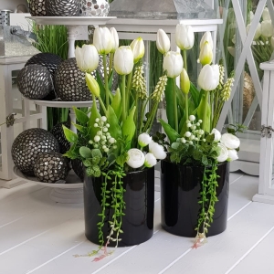 Kompozycja stroik tulipany białe Marina black