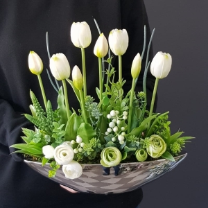 Kompozycja Canoe białe kwiaty tulipany gumowe silver 33cm