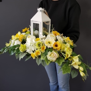 Kompozycja wiązanka nagrobna stroik na grób lampion Zaria żółta 90cm