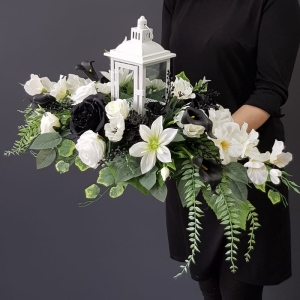 Kompozycja wiązanka nagrobna stroik na grób lampion Rosa czarno-biała 80cm