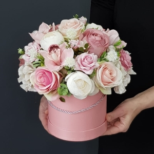 Flowerbox kwiaty kompozycja w pudełku Gill L
