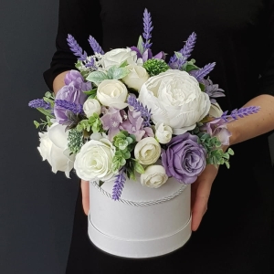 Flowerbox kwiaty kompozycja w pudełku lawenda Della L