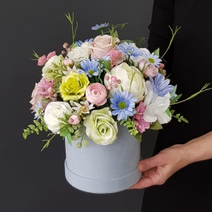 Flowerbox kwiaty kompozycja w pudełku welur Alika - ostatnia sztuka!