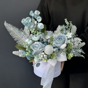 Flower box zima święta kompozycja w pudełku welur L biało-niebieski