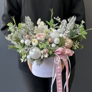 Flower box zima święta kompozycja w pudełku welur M biało-różowy