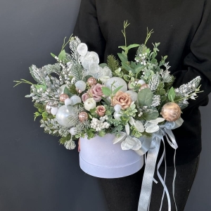 Flower box zima święta kompozycja w pudełku welur L biało-różowy