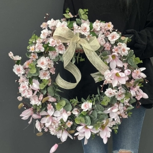 Wianek wieniec kwiatowy kompozycja wiosna lato jabłoń gałązki magnolia faszyna Melania 55cm