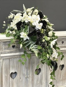 Kompozycja funeralna wiązanka nagrobna stroik na płytę Clarisa czarno-biała