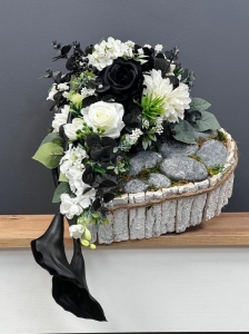 Serce kompozycja funeralna wiązanka nagrobna stroik na grób kalie Marlene wz.2 