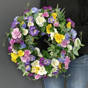 Wianek kwiatowy kompozycja bratki wiosna lato 45cm Fiore wz.1 