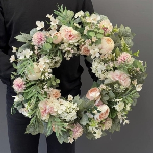 Wianek na drzwi kominek ścianę kwiatowa dekoracja 60cm Selina pink