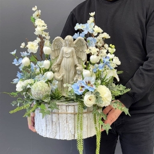 Kompozycja nagrobna z aniołami dekoracja funeralna Laura blue