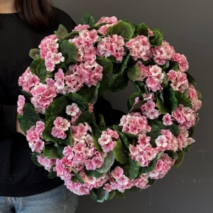 Wianek kwiatowy kompozycja pelargonie wiosna jasny róż M