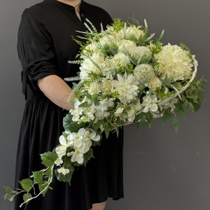 Wieczna pamięć - kwiatowe serce kompozycja funeralna wiązanka nagrobna stroik na grób Cortelle wz.2