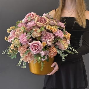 Elegancka kompozycja Isabella – dekoracja w metalowym naczyniu gold