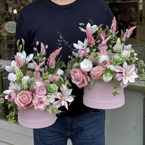 Flowerbox wiosna kompozycja stroik kwiaty premium zajac Florina róż L